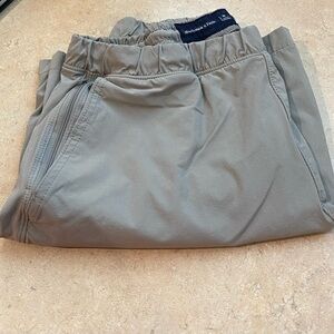 ABERCROMBIE & FITCH MEN’s MED Active 3 pocket shorts.